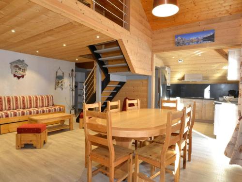 une salle à manger avec une table en bois et un escalier dans l'établissement Spacieux 4 pièces avec mezzanine, balcon et parking, à 2 pas de Super-Châtel - 7 pers. - FR-1-676-25, à Châtel