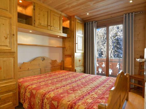 une chambre avec un lit et une fenêtre dans l'établissement Appartement Châtel 3 pièces, 4 pers, proche remontées, balcon, jardin, parking, WIFI, équipements complets - FR-1-676-28, à Châtel