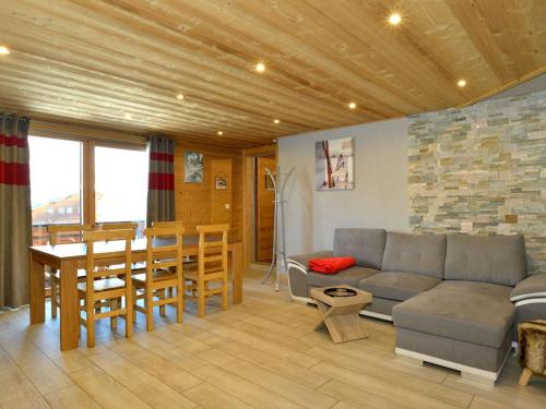 un salon avec un canapé et une table dans l'établissement Appartement cosy 3 pièces pour 7 pers., Châtel - Balcon, Jardin, Proche centre et remontées mécaniques - FR-1-676-36, à Châtel