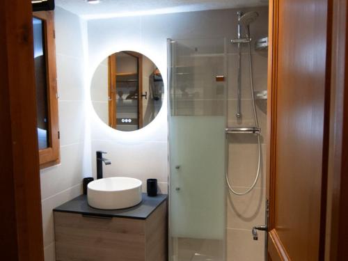 une salle de bain avec un lavabo et une douche avec un miroir dans l'établissement Appartement 2P pour 4 pers. à Châtel, proche télésiège, balcon sud-ouest, grand confort - FR-1-676-86, à Châtel