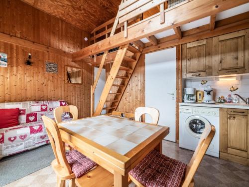 une salle à manger avec une table et une cuisine dans l'établissement Chalet mitoyen Les Gets 6 pers. - Balcon Sud, Garage, Wi-Fi, Animaux admis - FR-1-671-139, aux Gets