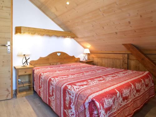 une chambre avec un lit et un plafond en bois dans l'établissement Appartement cosy 3 pièces, 7 pers., balcon Sud, proche centre & remontées mécaniques, Châtel - FR-1-676-42, à Châtel
