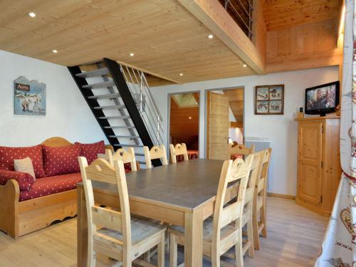 une salle à manger avec une table, des chaises et un canapé dans l'établissement Appartement cosy 3 pièces, 7 pers., balcon Sud, proche centre & remontées mécaniques, Châtel - FR-1-676-42, à Châtel