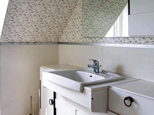 uma casa de banho com um lavatório e um espelho em Holiday home Halmstad XI em Halmstad