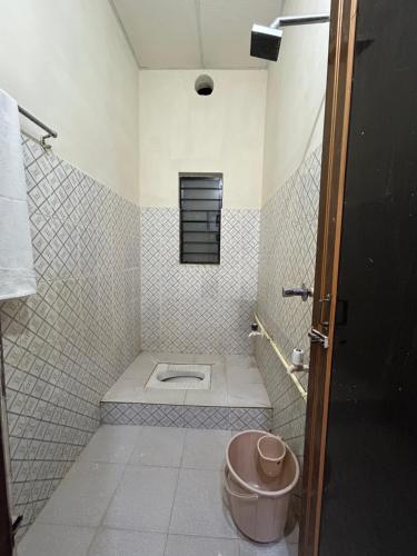 uma casa de banho com um chuveiro e um WC. em Travrest Homes em Guwahati