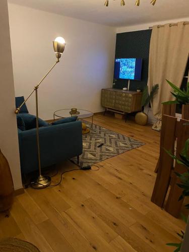マルセイユにあるAppartementのリビングルーム(青い椅子、テレビ付)