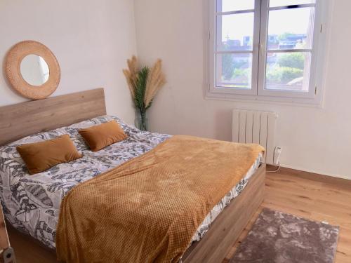 Un pat sau paturi într-o cameră la Appartement
