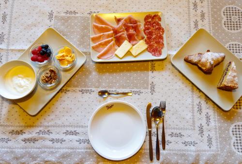 un tavolo con due piatti di cibo sopra di B&B Seppi a Cavalese