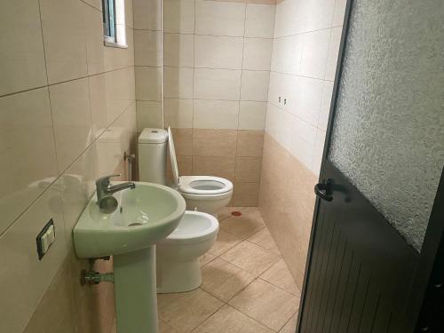 uma pequena casa de banho com WC e lavatório em Henri Apartaments em Durrës