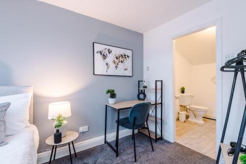 A Comfortable 1-Bedroom Apartment - Sleeps 2 في وارينغتون: غرفة نوم مع سرير ومكتب مع كرسي