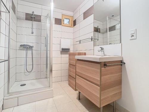 une salle de bain avec un lavabo et une douche dans l'établissement Gorges du Tarn gîte en pierres avec terrasse, à Quézac