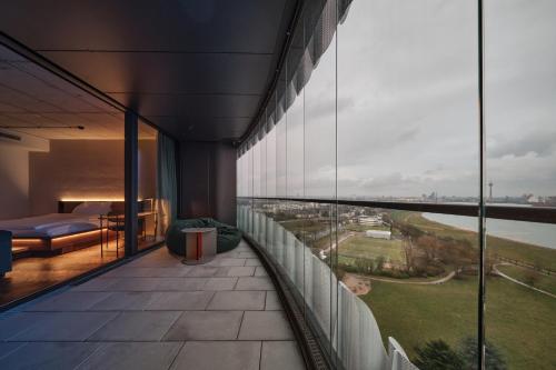 een uitzicht vanaf het balkon van een gebouw bij The Zipper Hotel und Apartments in Düsseldorf