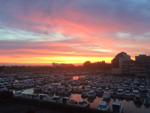 Photo de la galerie de l'établissement Azurite, Appt calme avec vue sur le port, à Courseulles-sur-Mer