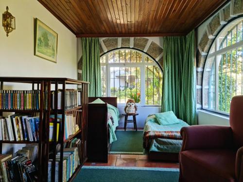 une chambre avec un lit et une étagère remplie de livres dans l'établissement Quinta da Mochada, 