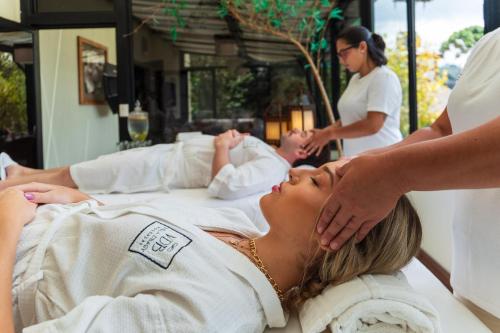 a woman in a hospital bed with her hands on her head at Pousada D'Biagy Premium in Campos do Jordão
