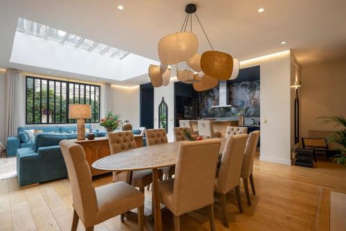 une salle à manger et un salon avec une table et des chaises dans l'établissement La Villa Ballu, à Paris