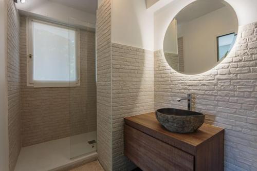 La salle de bains est pourvue d'un lavabo et d'un miroir. dans l'établissement Appartement d'exception proche des commerces avec piscine, à Biarritz