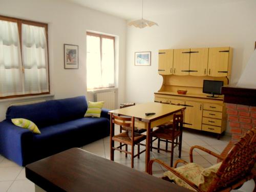 ein Wohnzimmer mit einem Sofa und einem Tisch in der Unterkunft Casa Alma in Lerici
