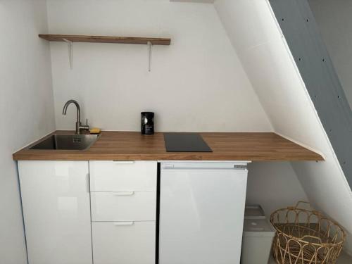 - une cuisine avec un comptoir et un ordinateur portable dans l'établissement Appartement 2 pièces face à l'océan-Hourtin Plage, à Hourtin