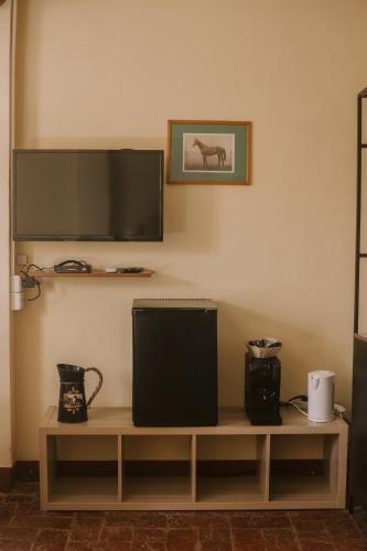 a flat screen tv sitting on top of a table at Agriturismo Montevecchio Isolani in Monte San Pietro