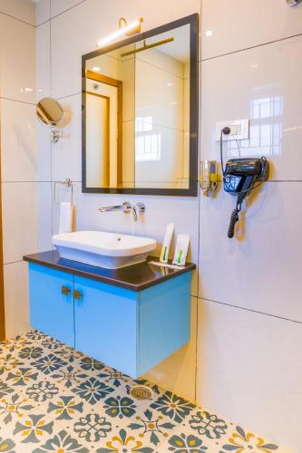 a bathroom with a sink and a mirror at The Mohua - A Boutique Hotel in Rānchī