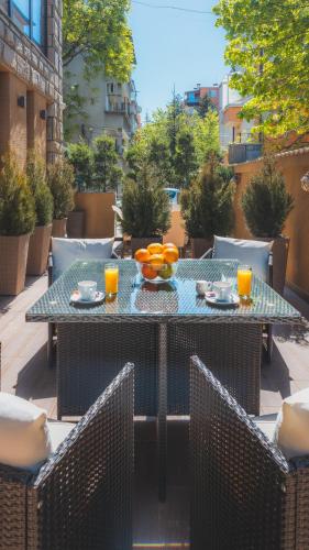 - une table et des chaises sur une terrasse avec des oranges dans l'établissement HIDDEN BANK: DIAMONDS, à Plovdiv