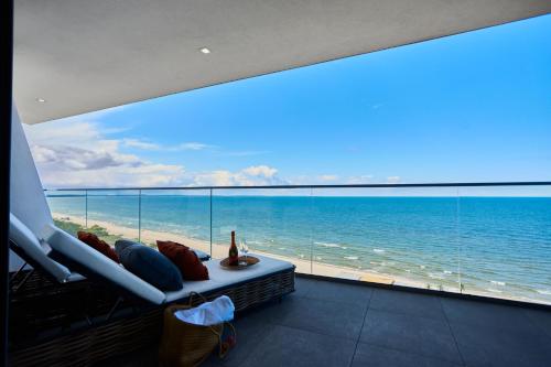 una stanza con ampia vista sull'oceano di Wave Resort&Spa - Top Penthouse a Międzyzdroje
