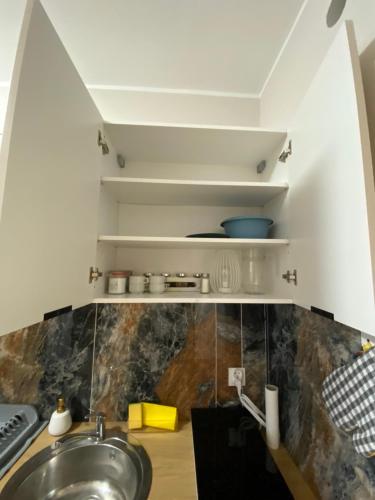 una cucina con lavandino e piano di lavoro di BROWARNA apartamenty Tanie Spanie a Elblag