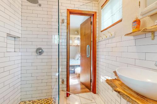 een badkamer met een wastafel en een douche bij Jewelbox Cottage in Huddleston