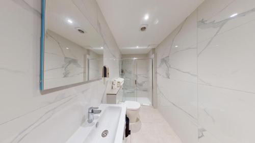 MSK Hotel 82 tesisinde bir banyo