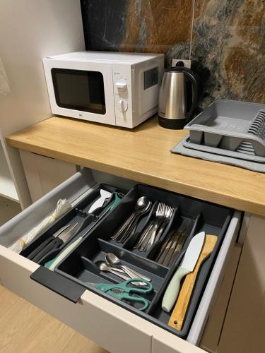 a drawer in a kitchen with a microwave at BROWARNA apartamenty Tanie Spanie in Elblag