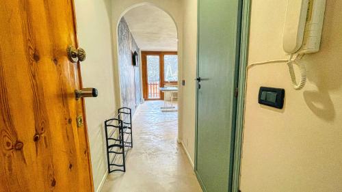 einen Flur mit Torbogen in einem Haus in der Unterkunft Appartamento Dolmaire - Affitti Brevi Italia in Sauze dʼOulx