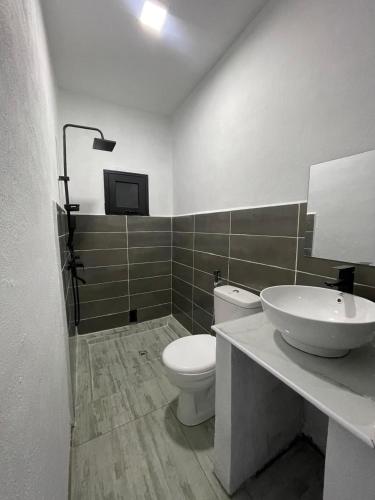 een badkamer met een wit toilet en een wastafel bij Dream's Hotel in Antsirabe
