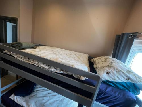 een slaapkamer met een stapelbed in een kamer bij Cosy 2BR House Close to Burton-on-Trent Centre in Burton upon Trent