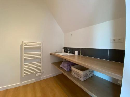 La salle de bains est pourvue d'un lavabo et d'un comptoir. dans l'établissement Gîte 11 personnes en pleine campagne, à Sainte-Anne-sur-Vilaine