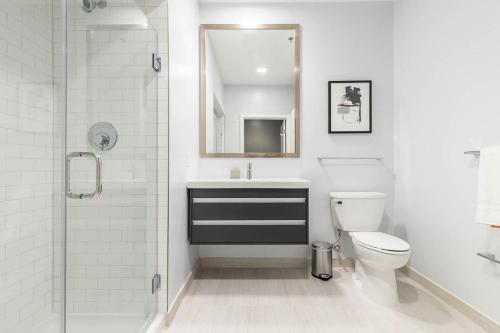 W łazience znajduje się umywalka, toaleta i lustro. w obiekcie Landing at RendezVous Urban Flats - 2 Bedrooms in South Tucson w mieście Tucson