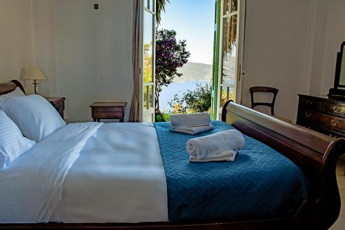 Rúm í herbergi á Lefki Sea View, Ithaca