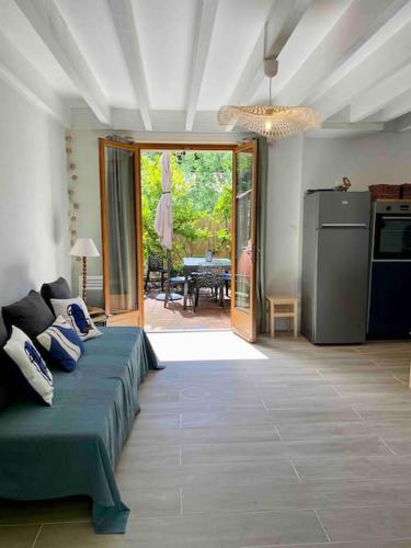 un salon avec un canapé et une cuisine dans l'établissement Agréable maison rénovée, à Lacanau-Océan