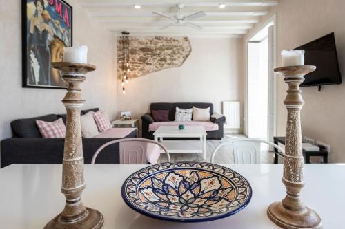 una sala de estar con 2 jarrones sobre una mesa en Plaza San Antonio, Casa Bugambilla, en Cádiz