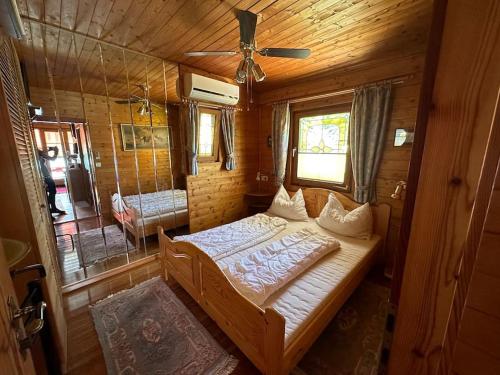 A bed or beds in a room at Naturidyll am See zu vermieten