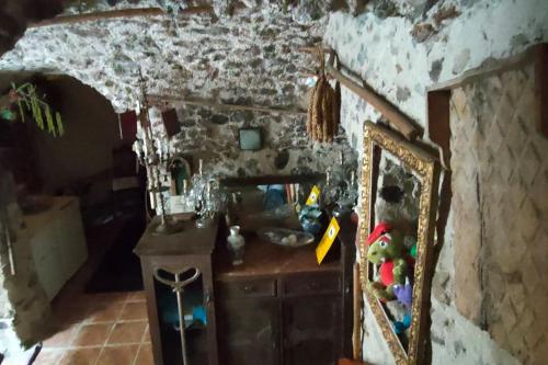 聖保的住宿－Apartament volcà Rocanegra，一间厨房,内设一个柜台和镜子