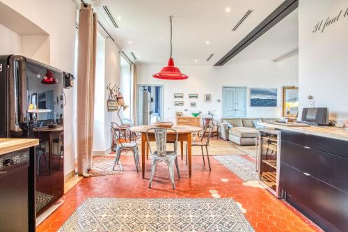 une cuisine et un salon avec une table et des chaises dans l'établissement Casa Di u Mare - Appt vue montagne, à LʼÎle-Rousse