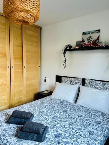 une chambre avec un lit avec deux oreillers dessus dans l'établissement Villa Les Deux Palmiers Piscine & Clim, à Saint-Maximin-la-Sainte-Baume