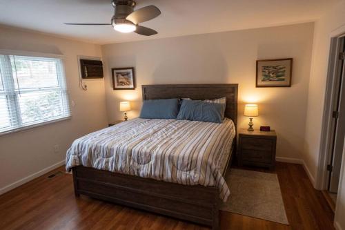 1 dormitorio con 1 cama grande con almohadas azules en Lakefront Haven Home, en Monticello