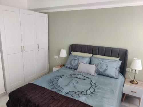 アシュドッドにあるסוויטת פאר מול היםのベッドルーム(青い枕の大型ベッド1台付)
