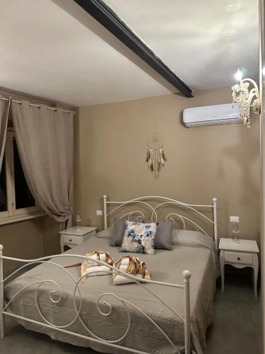 una camera con un letto bianco e due tavoli di Lo Scrigno Dei Sogni a San Gimignano