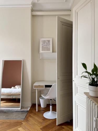 - une chambre avec un miroir, un bureau et une chaise dans l'établissement Appartement Colodge - Fourneyron, à Saint-Étienne