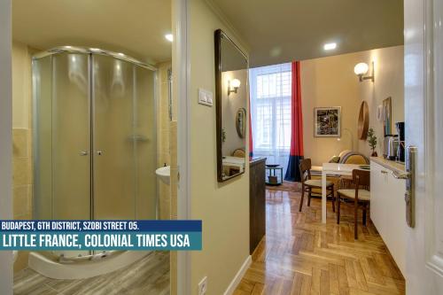 ブダペストにあるLittle Americas Colonial Times Aptsのバスルーム(シャワー付)、ダイニングルーム
