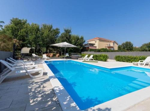 M&B Green Oasis with pool and jacuzzi