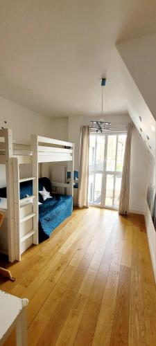 1 dormitorio con 2 literas y suelo de madera en Chic & Cosy apartment - 60m2, 3 rooms, en Asnières-sur-Seine